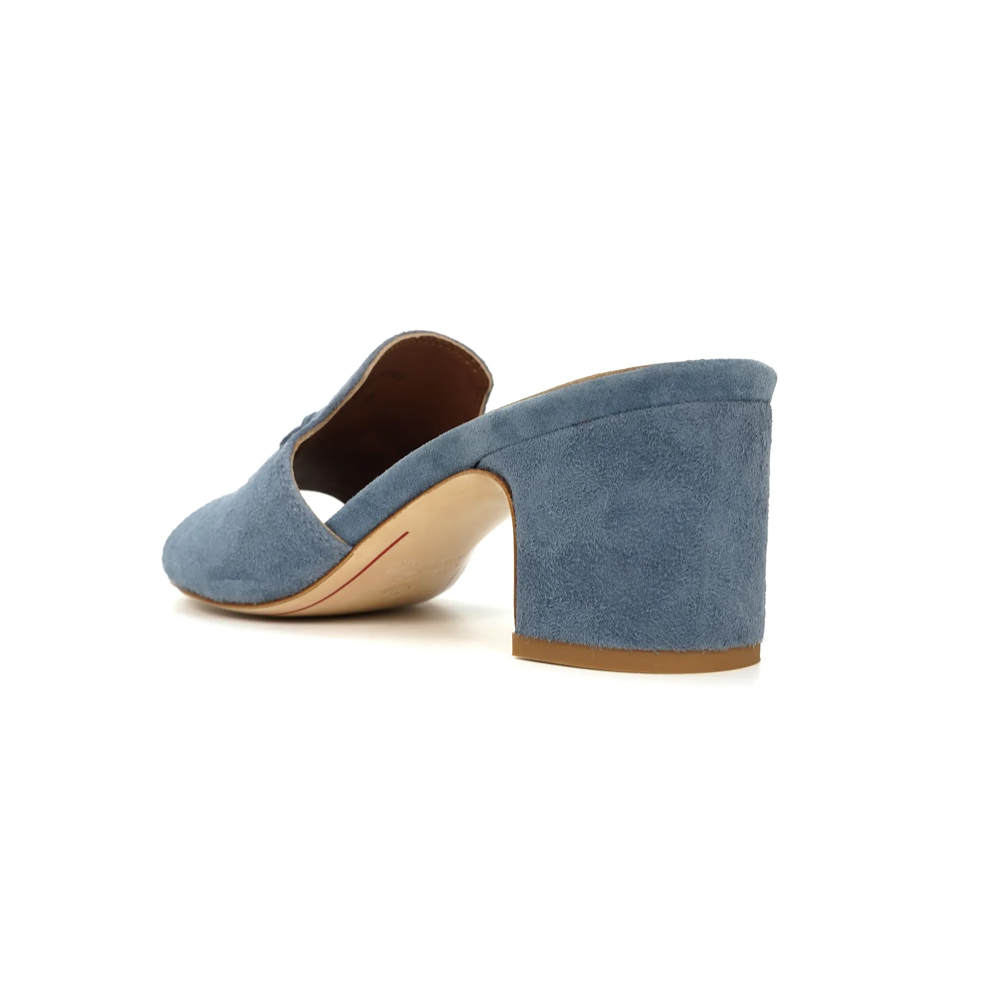 👟👟Ex-factory price 440👟👟 Genuine leather sole +30 suede sheepskin slippers with a strap decorated with Loro Piana My Charms charms and decorated with tone-on-tone stitching. Sophisticated and feminine, it pairs well with both city and resort looks. For those looking for an elegant upgrade, the summer glamor slipper is known for its slim open-back silhouette. size: 35-44 (custom-made sizes 43 and 44 are non-returnable) Upper: imported suede sheep leather (sheep), cowhide ostrich pattern, cowhide snake pattern Lining: imported high-grade mixed sheep silk Heel height: 5.5CM